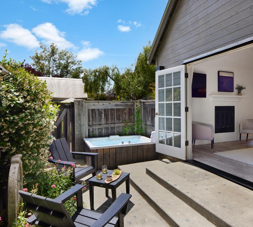 Hot Tub (Jacuzzi) - Photo 2