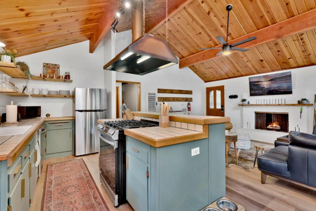 The Lost Compass- Hot Tub- Games- Walk To Lake or Marina - Image 4