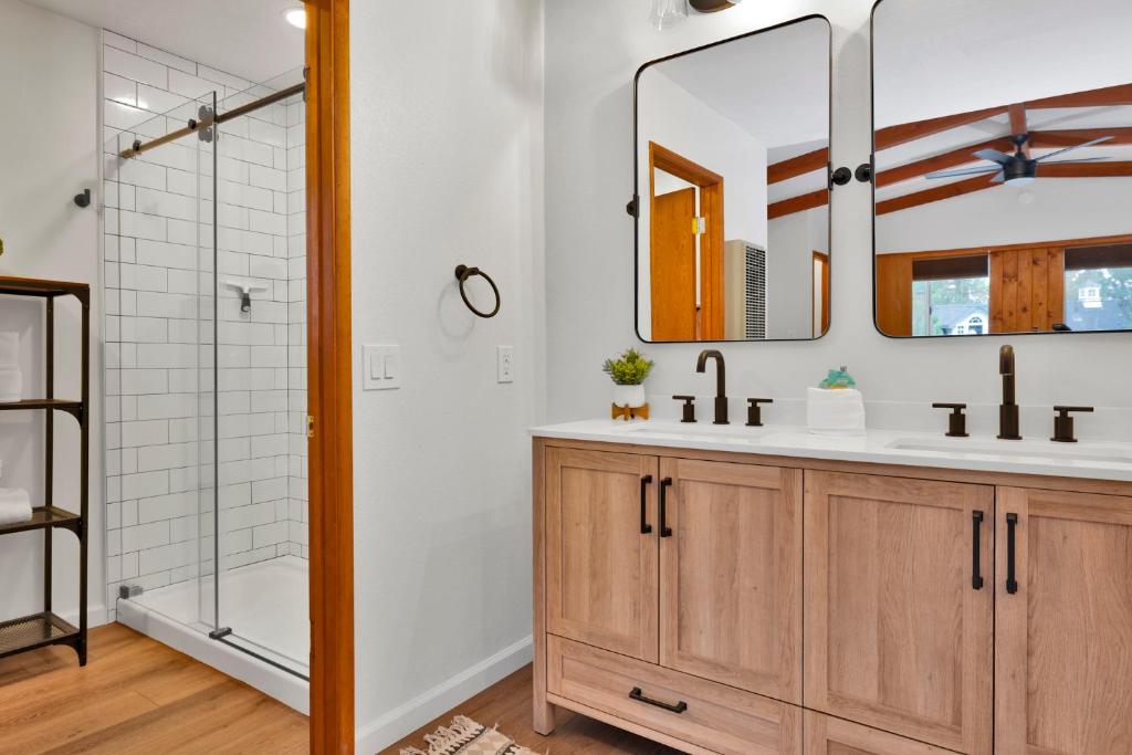 The Lost Compass- Hot Tub- Games- Walk To Lake or Marina - Image 8