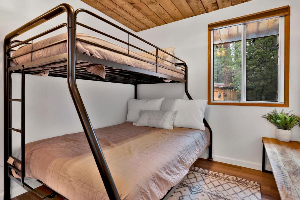 The Lost Compass- Hot Tub- Games- Walk To Lake or Marina - Image 7