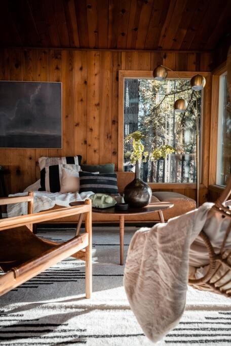 Mid-Century Cabin Perfect for Romantic Getaway - Image 5
