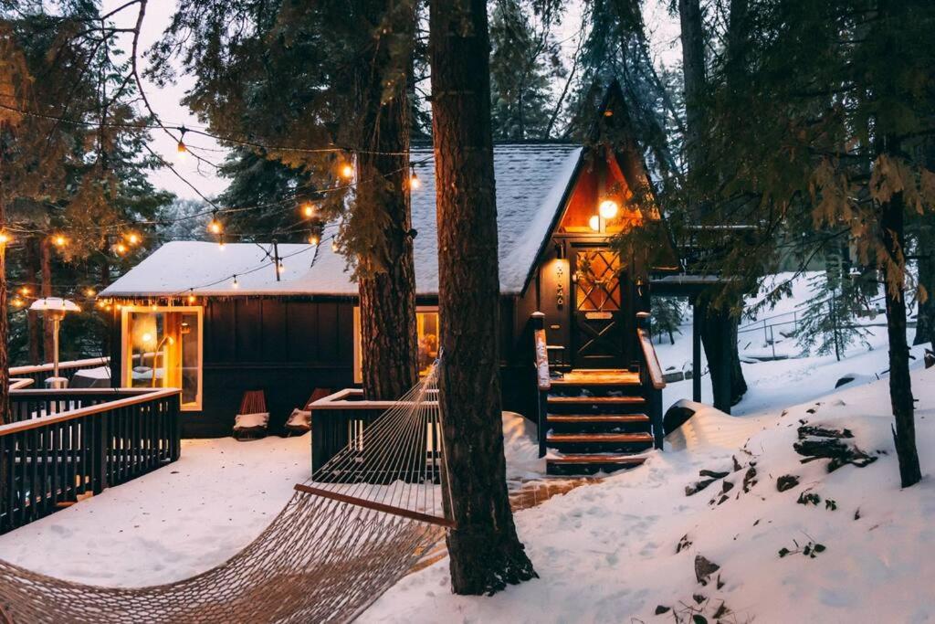 Mid-Century Cabin Perfect for Romantic Getaway