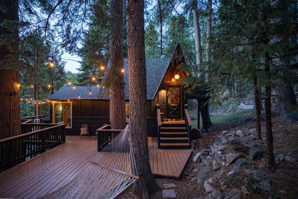 Mid-Century Cabin Perfect for Romantic Getaway - Image 6