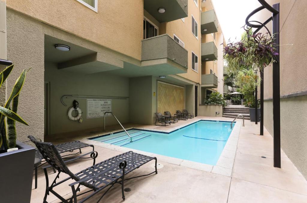 Beverly Hills Glamour Oasis 2 BR Apt with Parking 304 - Image 4