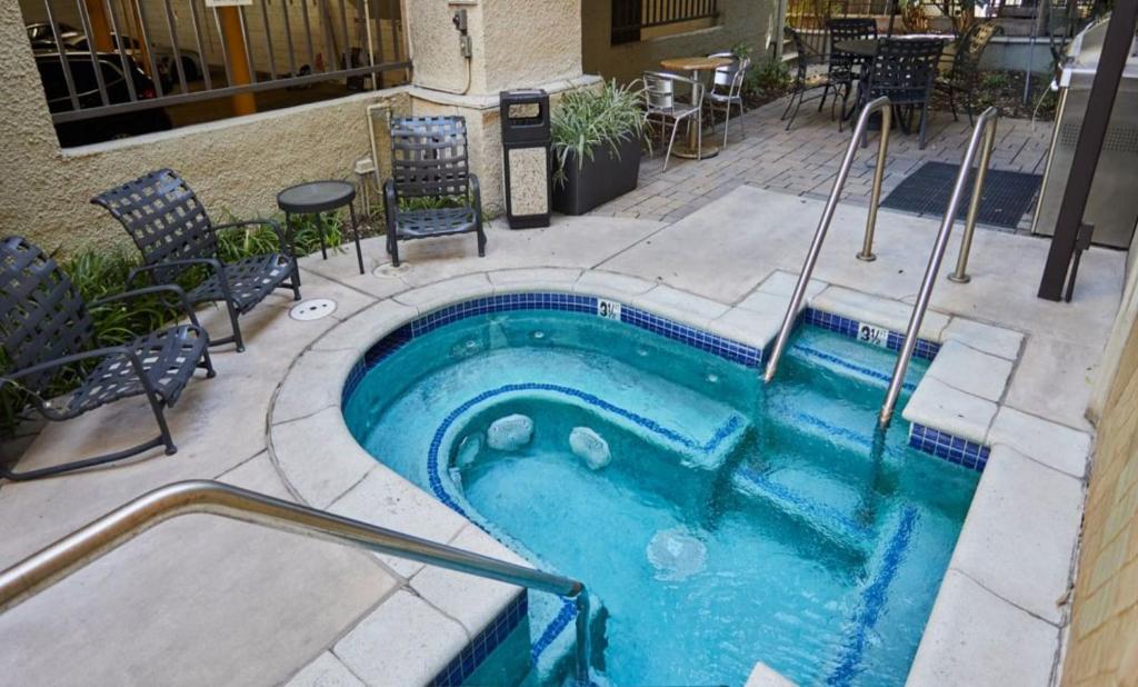 Beverly Hills Glamour Oasis 2 BR Apt with Parking 304