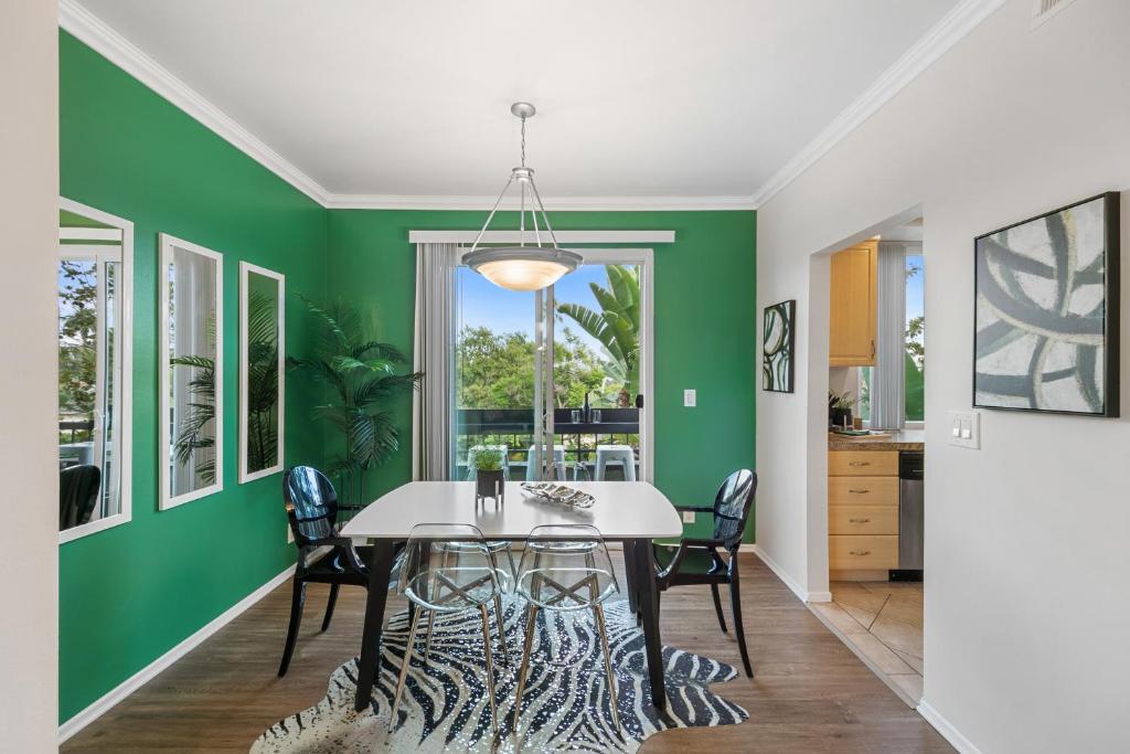 Beverly Hills Glamour Oasis 2 BR Apt with Parking 304 - Image 5