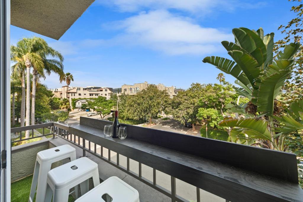 Beverly Hills Glamour Oasis 2 BR Apt with Parking 304 - Image 7