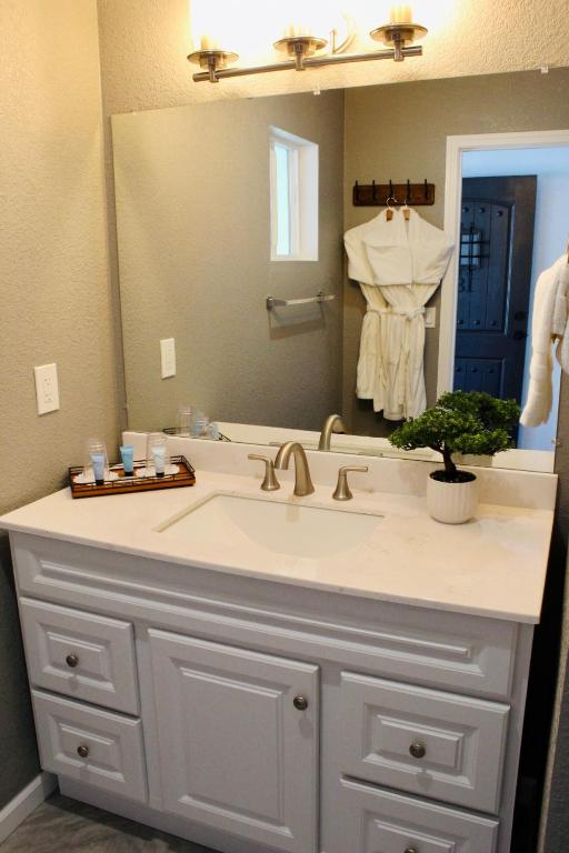 Ocean Cove Lodge Bar & Grill - Image 7