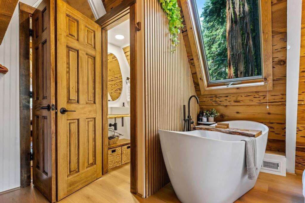 The Sugar Pine Speakeasy - Image 6