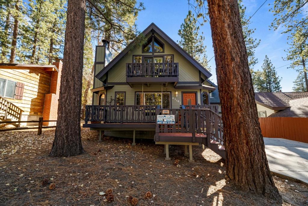 Sunset Chalet - Cozy and spacious cabin nestled among tall pines with Hot Tub!