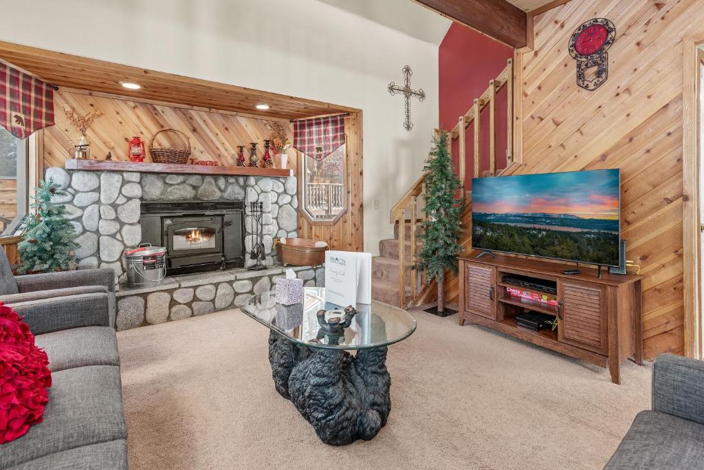 Sunset Chalet - Cozy and spacious cabin nestled among tall pines with Hot Tub! - Image 5