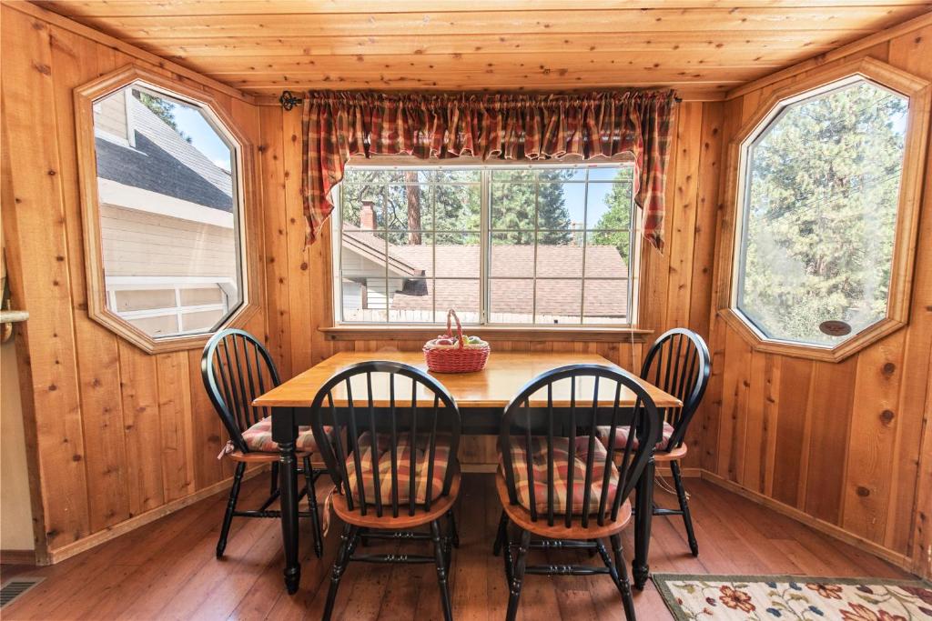 Sunset Chalet - Cozy and spacious cabin nestled among tall pines with Hot Tub! - Image 4