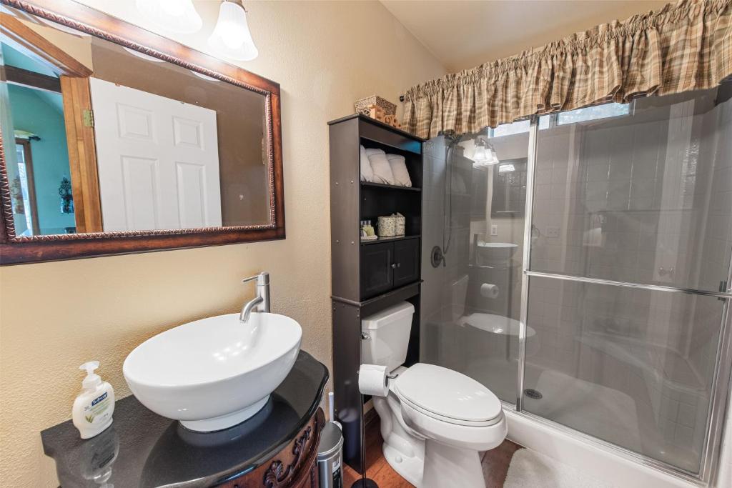 Sunset Chalet - Cozy and spacious cabin nestled among tall pines with Hot Tub! - Image 8