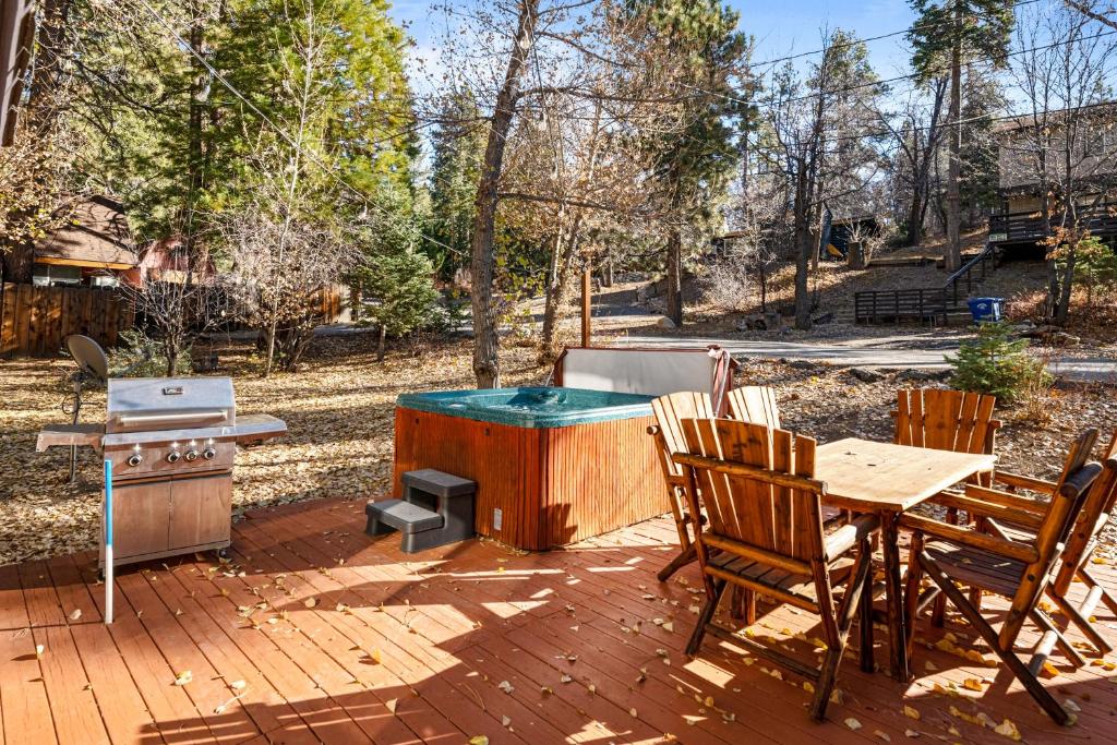 Sunset Chalet - Cozy and spacious cabin nestled among tall pines with Hot Tub!