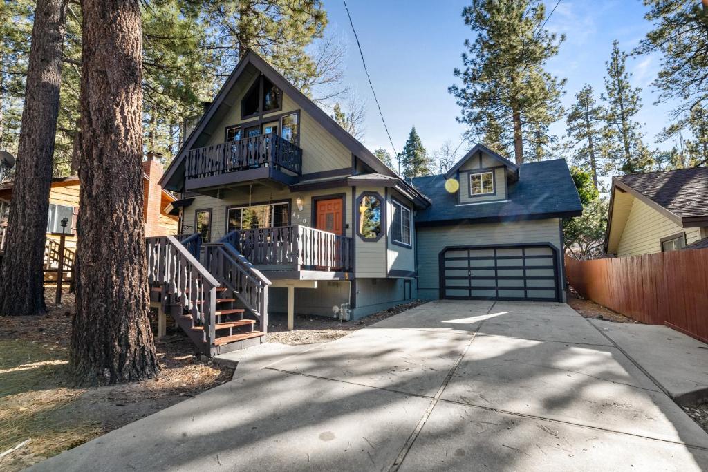 Sunset Chalet - Cozy and spacious cabin nestled among tall pines with Hot Tub! - Image 6