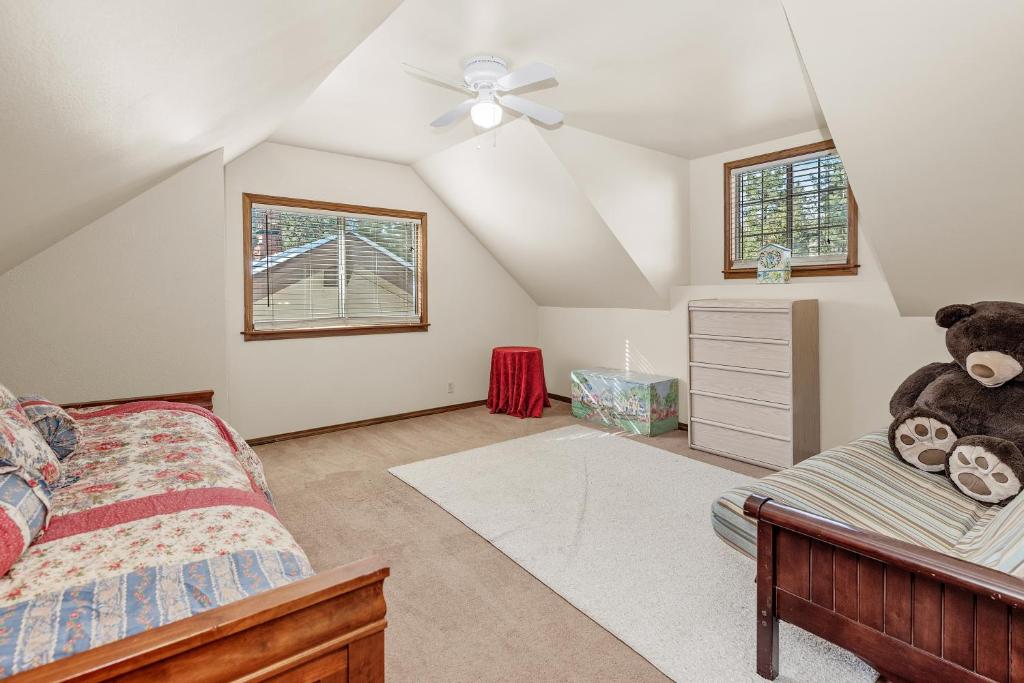 Sunset Chalet - Cozy and spacious cabin nestled among tall pines with Hot Tub! - Image 7