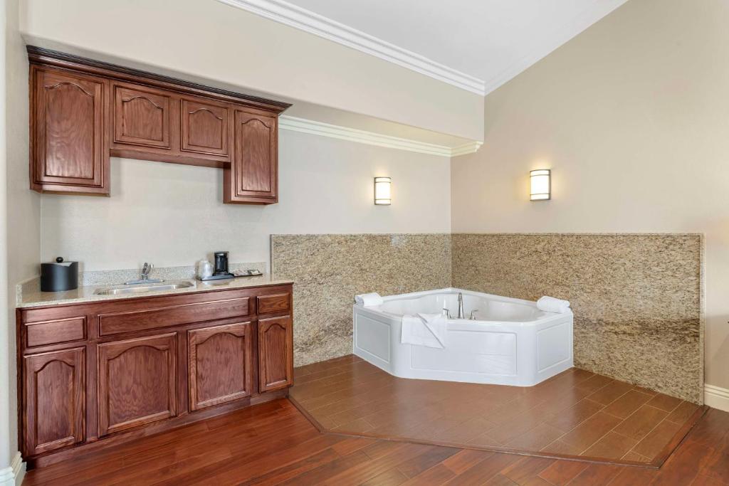 Hot Tub (Jacuzzi) - Photo 2