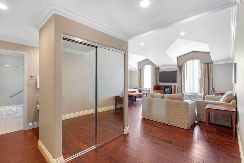 Hot Tub (Jacuzzi) - Photo 3