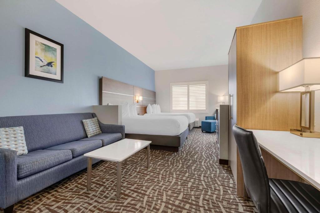 Best Western Plus Lake Elsinore Inn & Suites - Image 8