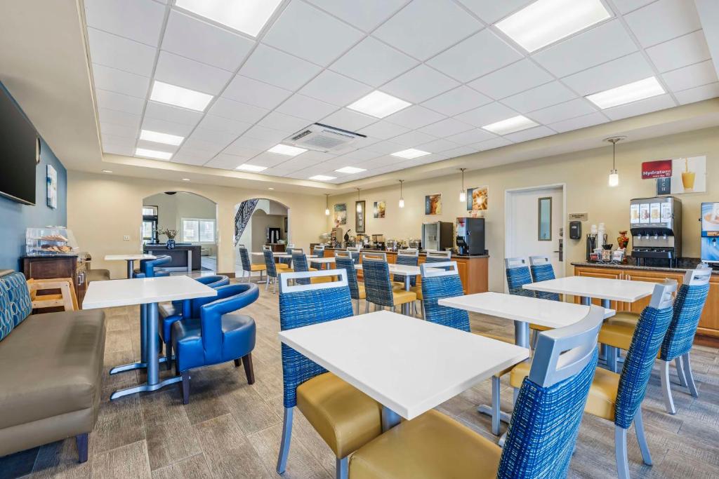 Best Western Plus Lake Elsinore Inn & Suites - Image 5