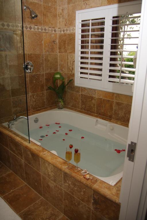 Bathtub - Photo 5