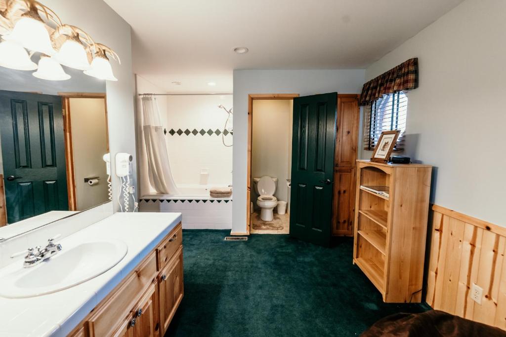 Alameda Landing- Pool Table- Hot Tub- Relaxing Log Cabin