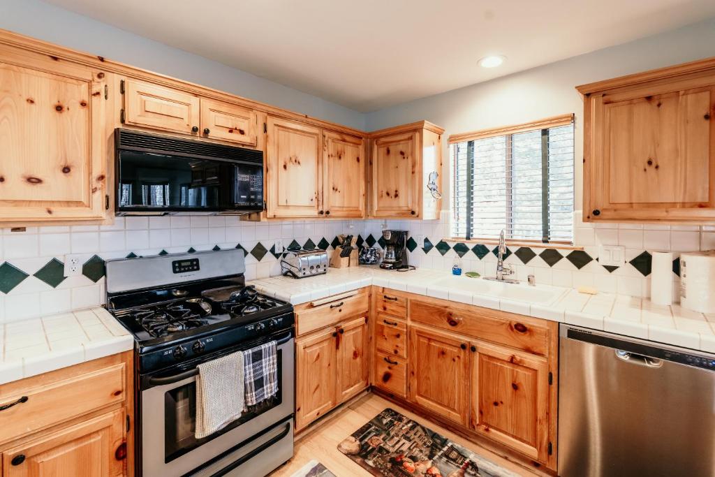 Alameda Landing- Pool Table- Hot Tub- Relaxing Log Cabin - Image 4