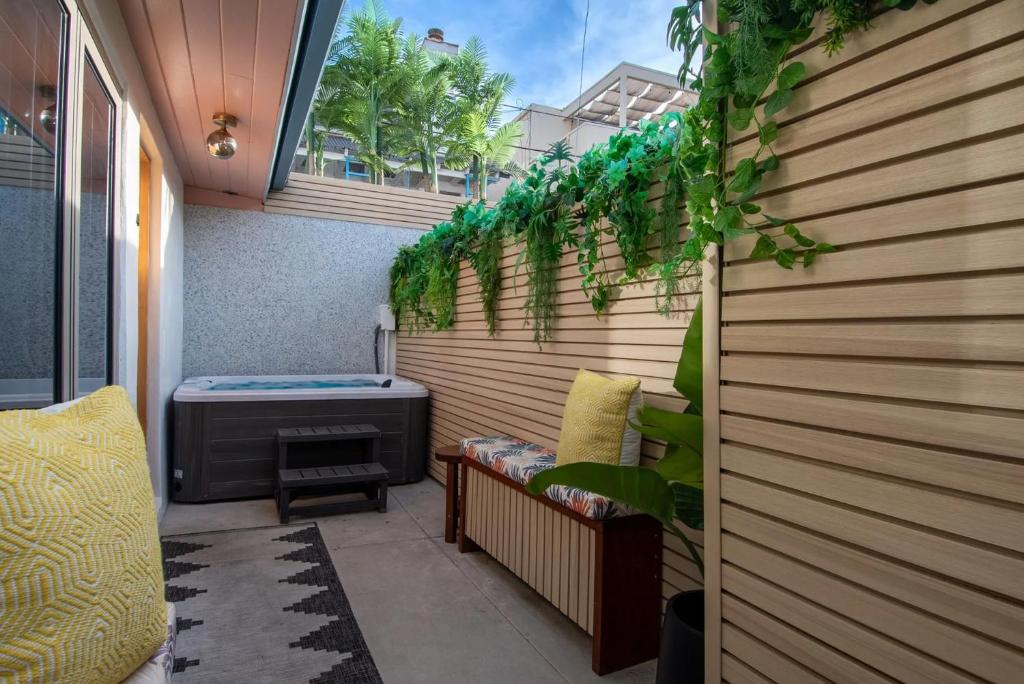 Hot Tub (Jacuzzi) - Photo 2