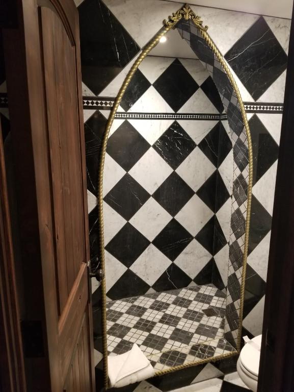 Castle Wood Theme Cottages- COUPLES ONLY - Image 6