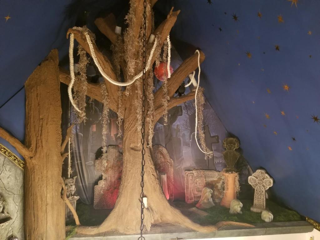 Castle Wood Theme Cottages- COUPLES ONLY - Image 4