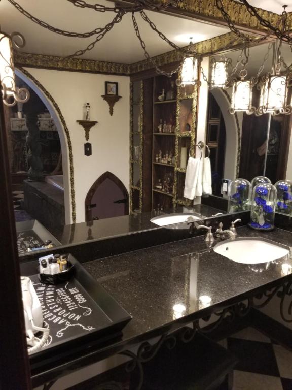 Castle Wood Theme Cottages- COUPLES ONLY - Image 7