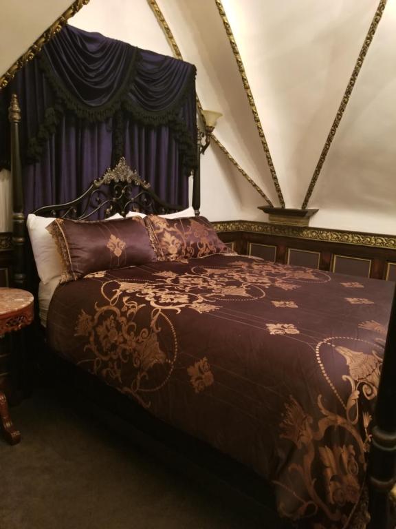 Castle Wood Theme Cottages- COUPLES ONLY - Image 5