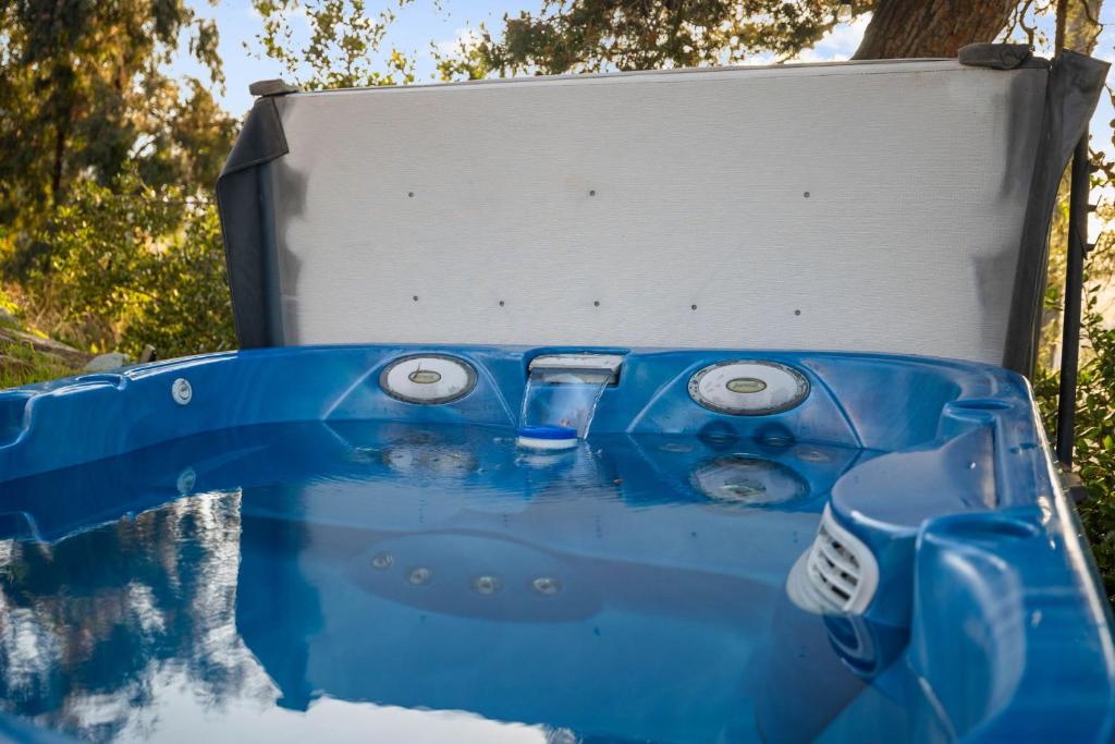 Hot Tub (Jacuzzi) - Photo 2