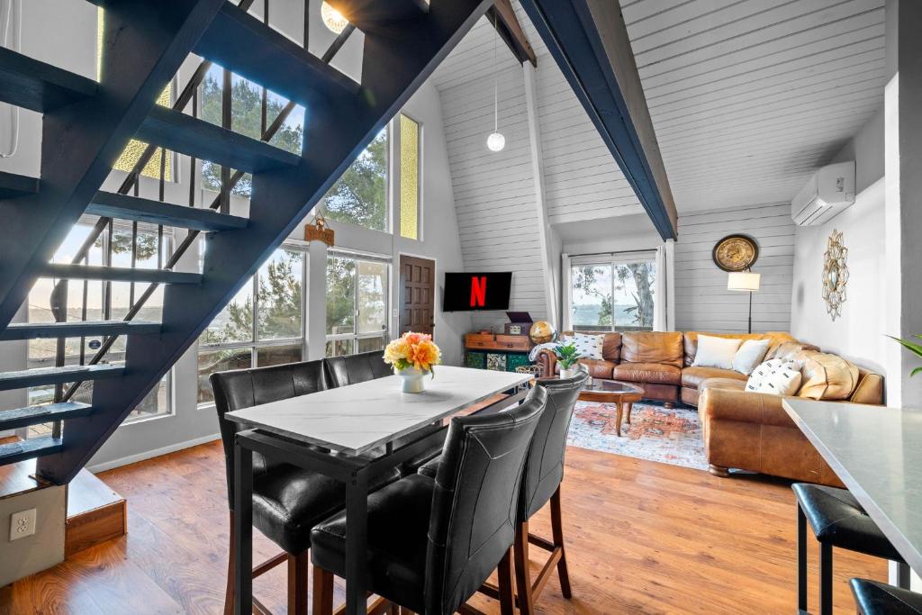 The SeaBarn Vista Views, Hot Tub and Stargazing - Image 5