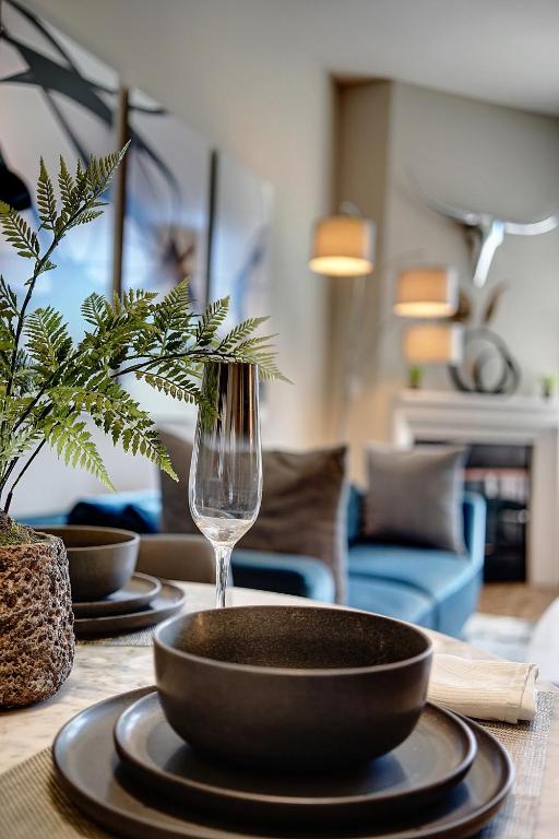 Penthouse One Bedroom Garden View Condo by UCLA