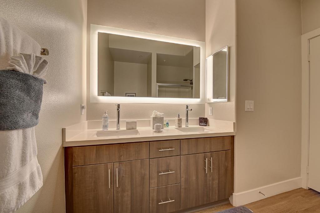 Penthouse One Bedroom Garden View Condo by UCLA - Image 8