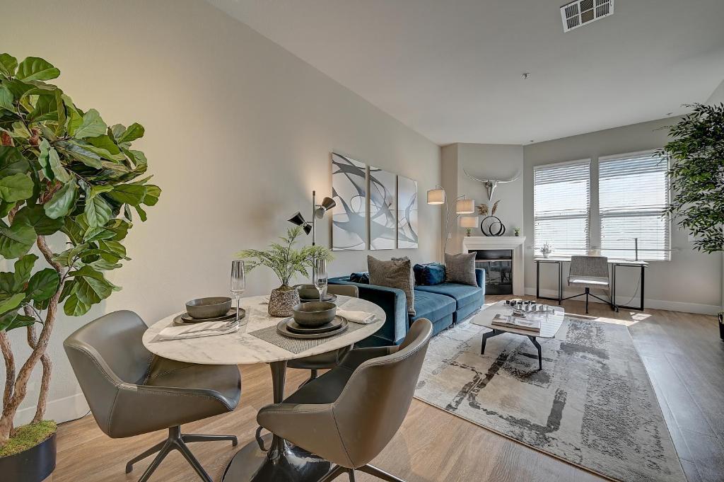 Penthouse One Bedroom Garden View Condo by UCLA - Image 4