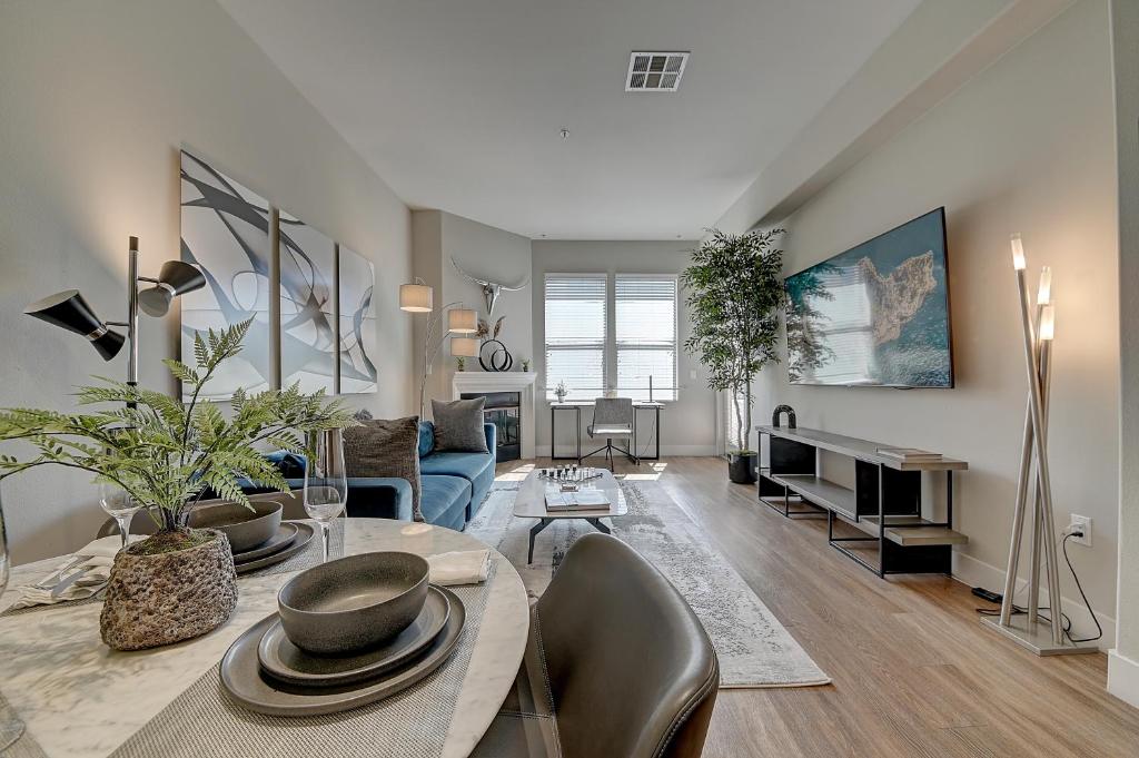 Penthouse One Bedroom Garden View Condo by UCLA - Image 5