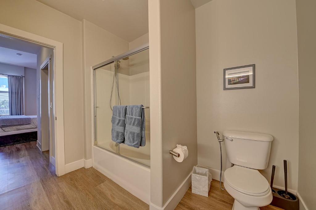 Penthouse One Bedroom Garden View Condo by UCLA