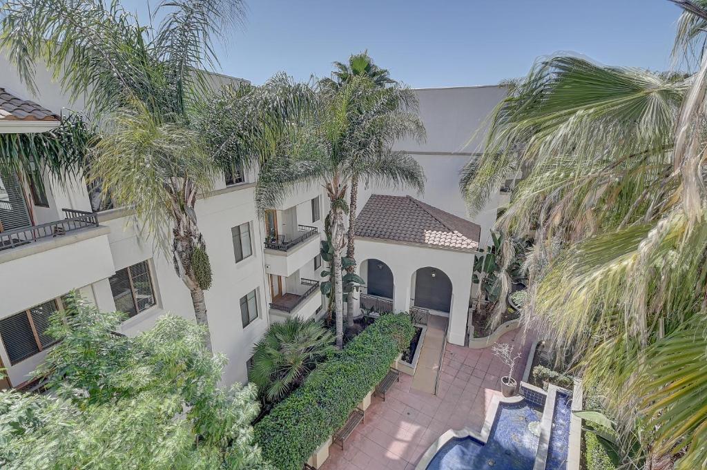 Penthouse One Bedroom Garden View Condo by UCLA - Image 6