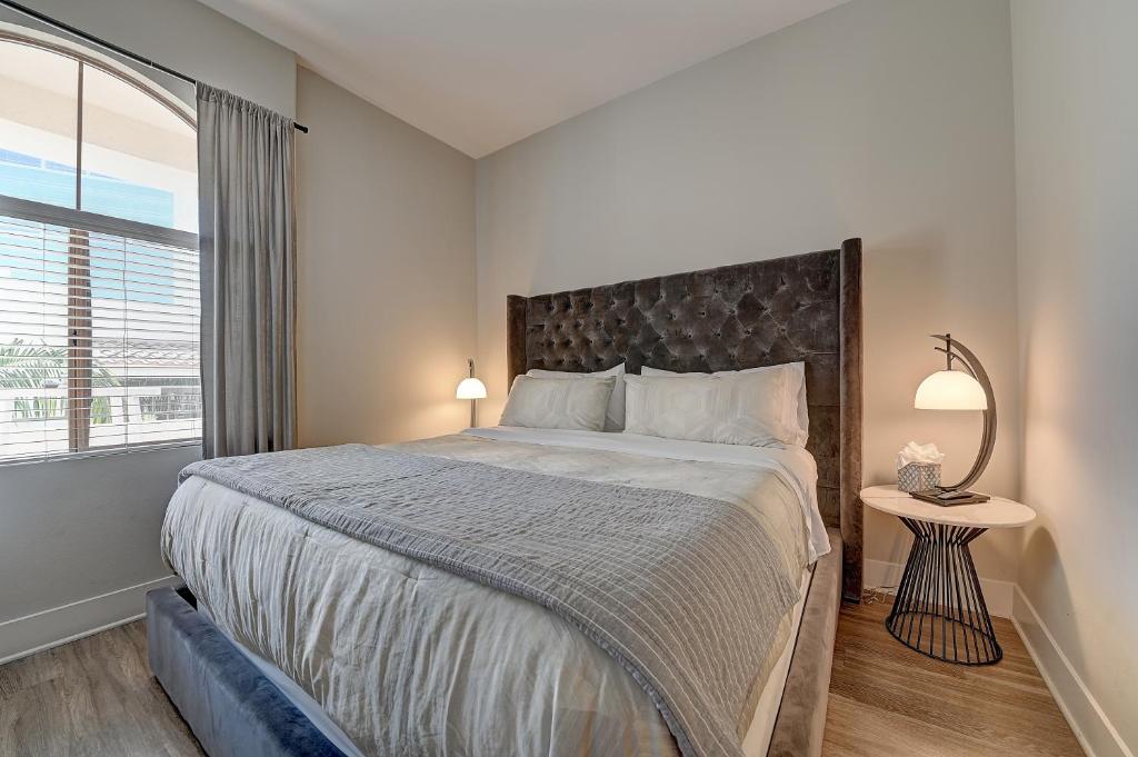 Penthouse One Bedroom Garden View Condo by UCLA - Image 7