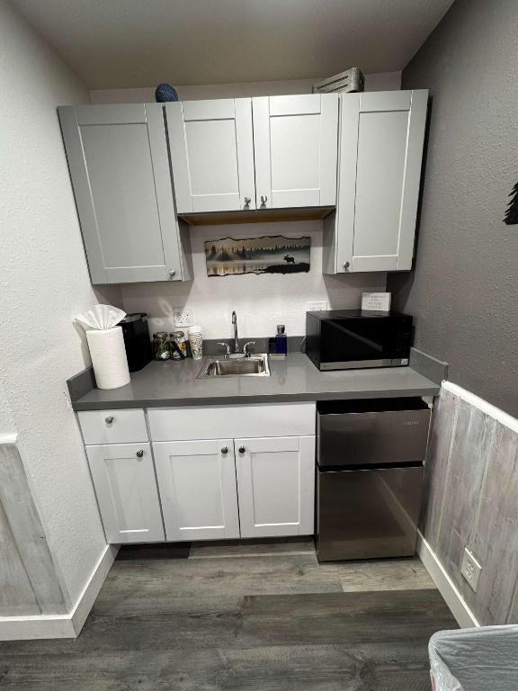 #10 Lakeside Great Location Beach Access Dogs ok - Image 5