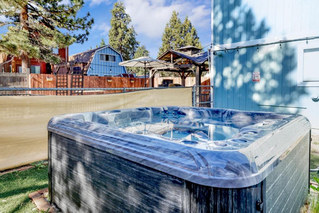 Jay Bird Landing Escape- Hot Tub- Central Location