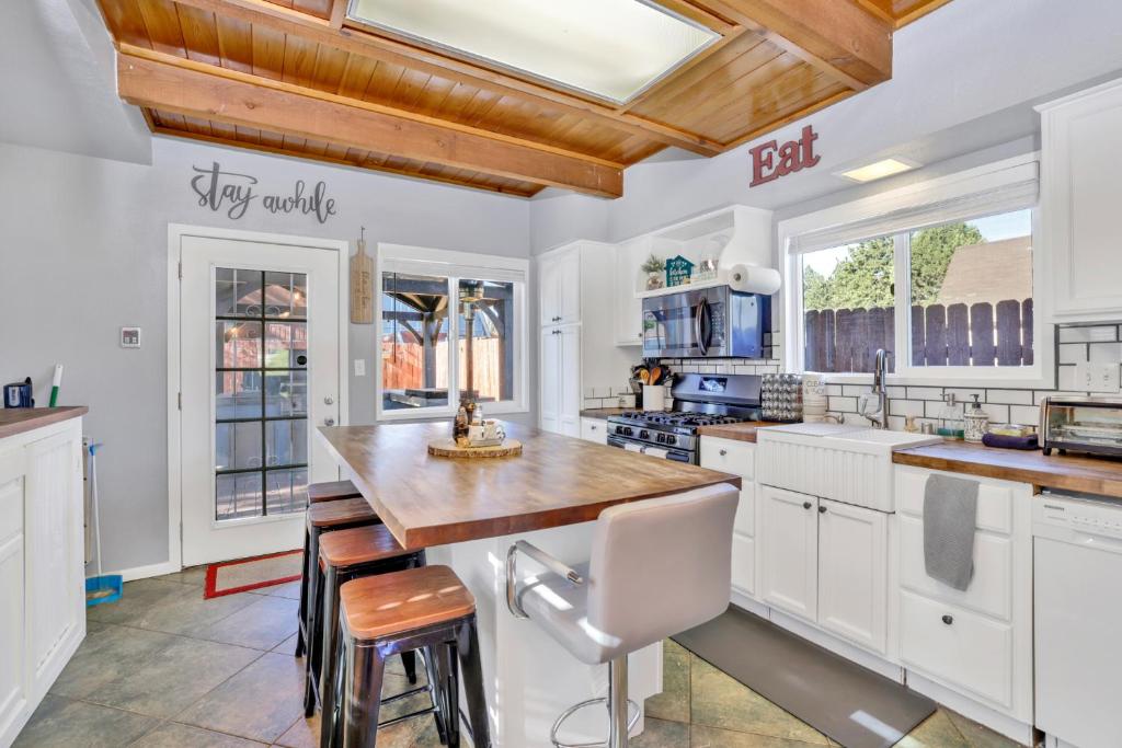 Jay Bird Landing Escape- Hot Tub- Central Location - Image 4