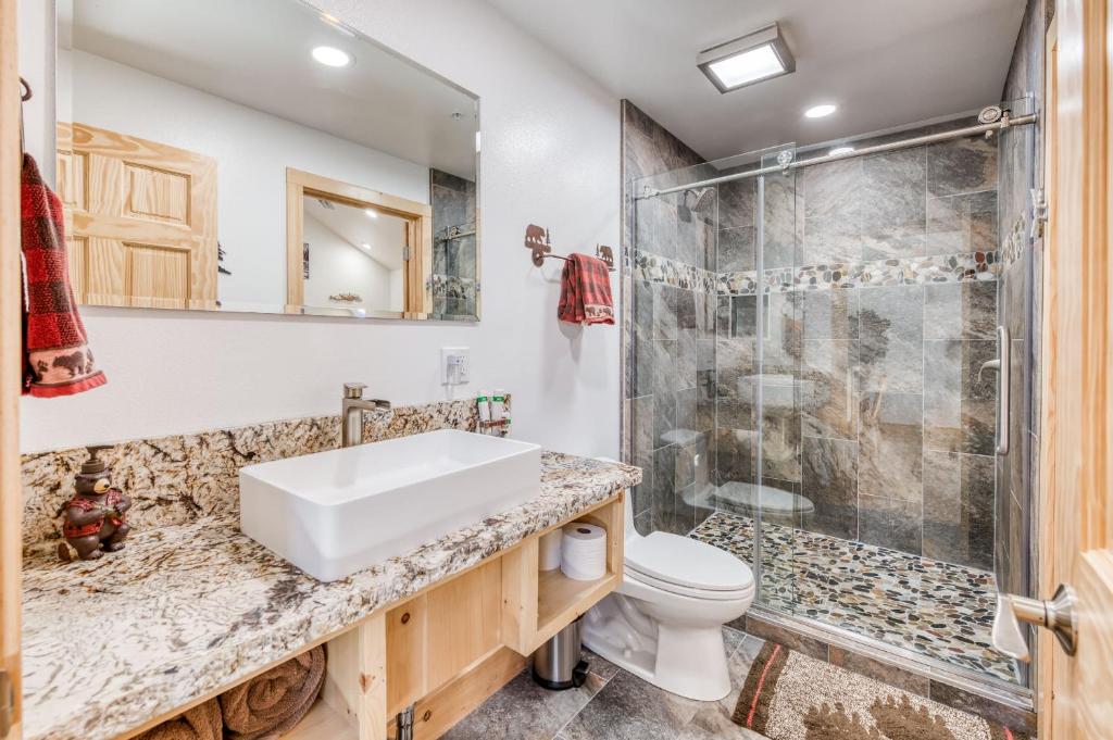 Cottage Like Suite with Private Hot Tub - Image 7