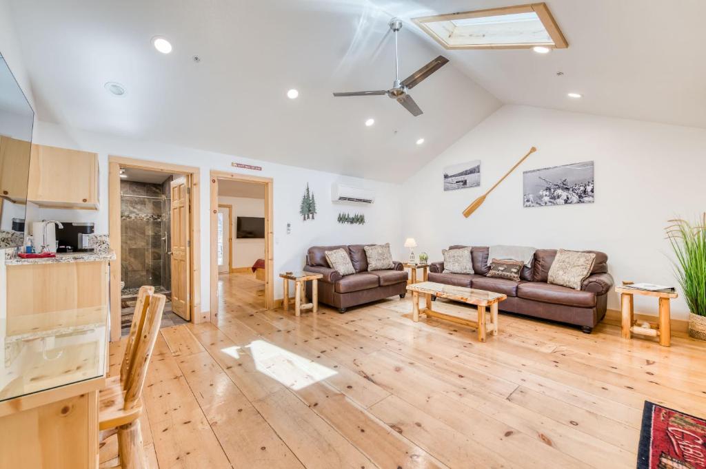 Cottage Like Suite with Private Hot Tub - Image 4