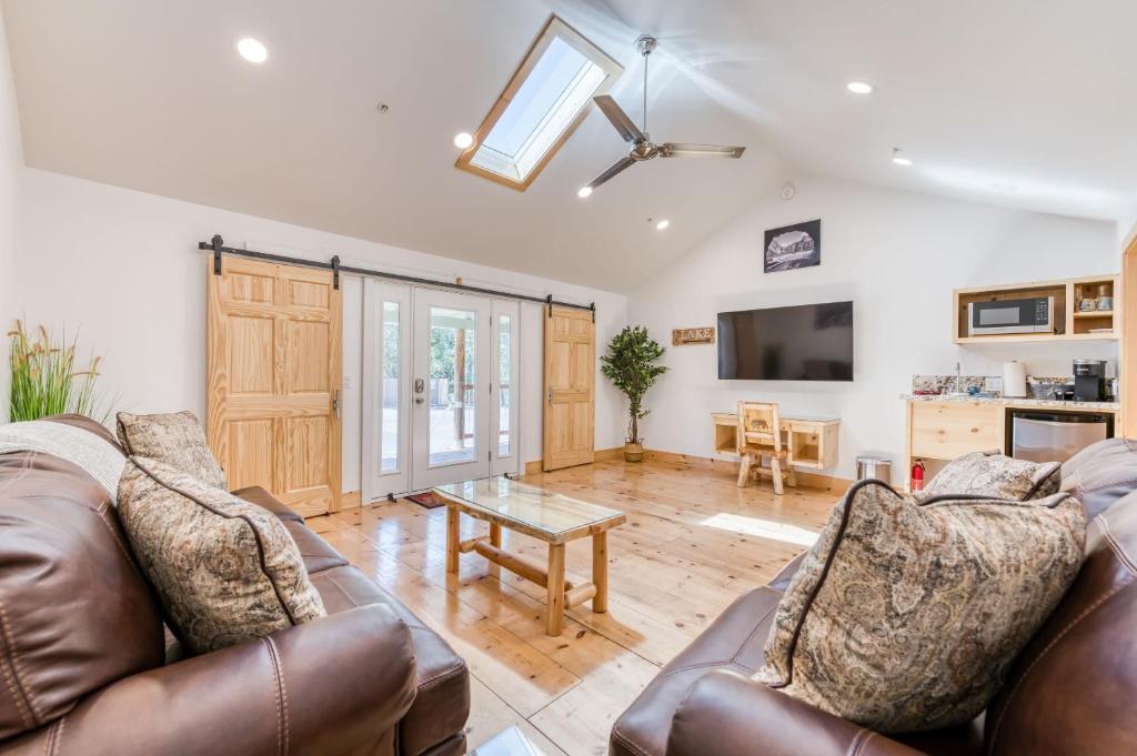 Cottage Like Suite with Private Hot Tub