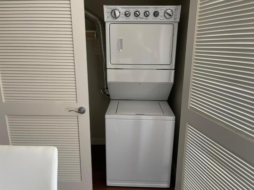 Luxury 2 Bedroom 2 Bathroom With Fitness Center and Pool - Image 5