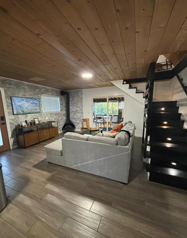 The Honey Bear Cabin Jacuzzi EV Friendly Renovated - Image 4