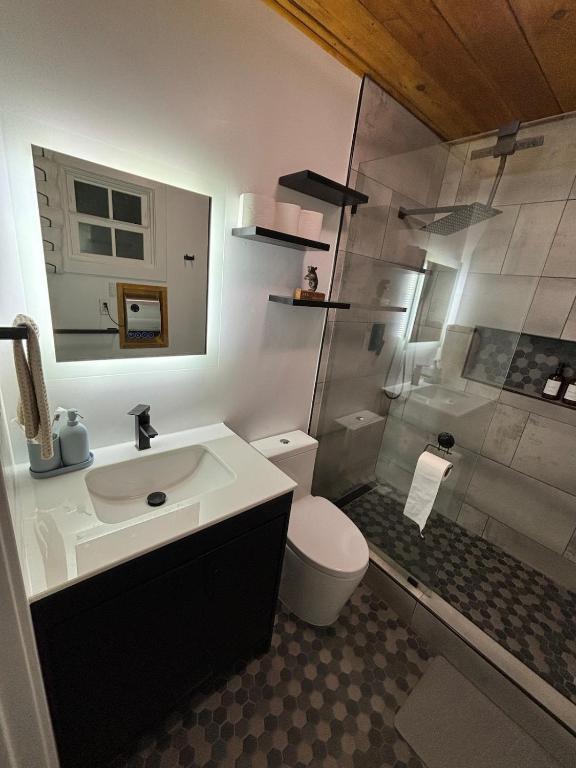 The Honey Bear Cabin Jacuzzi EV Friendly Renovated - Image 8